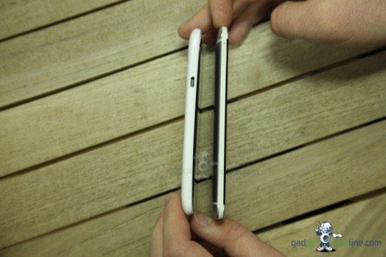 HTC ONE and ONE X right