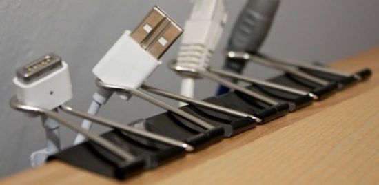 use-paper-clips-to-organize-your-cables-life-hack