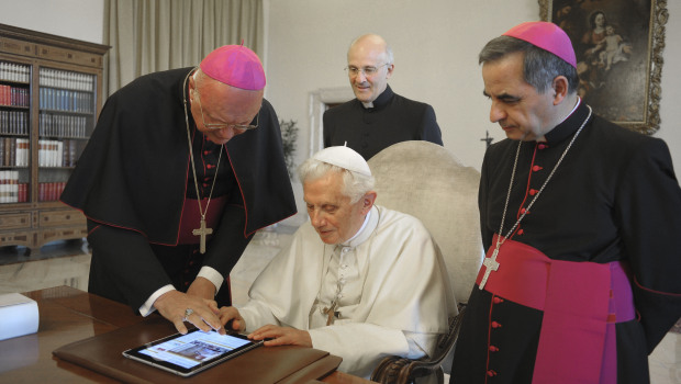 The Pope launches Vatican news website in first tweet (from an iPad)