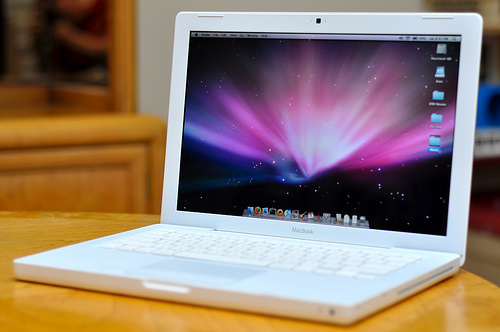 Apple phasing out the White Macbook