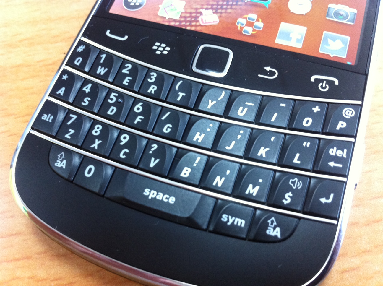 BlackBerry Bold 9900 Susceptible to Keyboard Damage from Supplied Holster