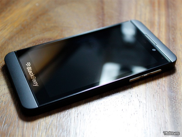 BlackBerry 10 L-Series phone leaks in high quality images