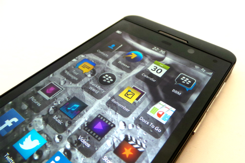 EE offering BlackBerry Bold 9900 users free upgrades to 4G and BlackBerry Z10