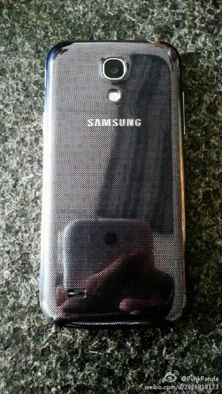 Samsung Galaxy S4 Mini spotted in pictures next to Galaxy S3